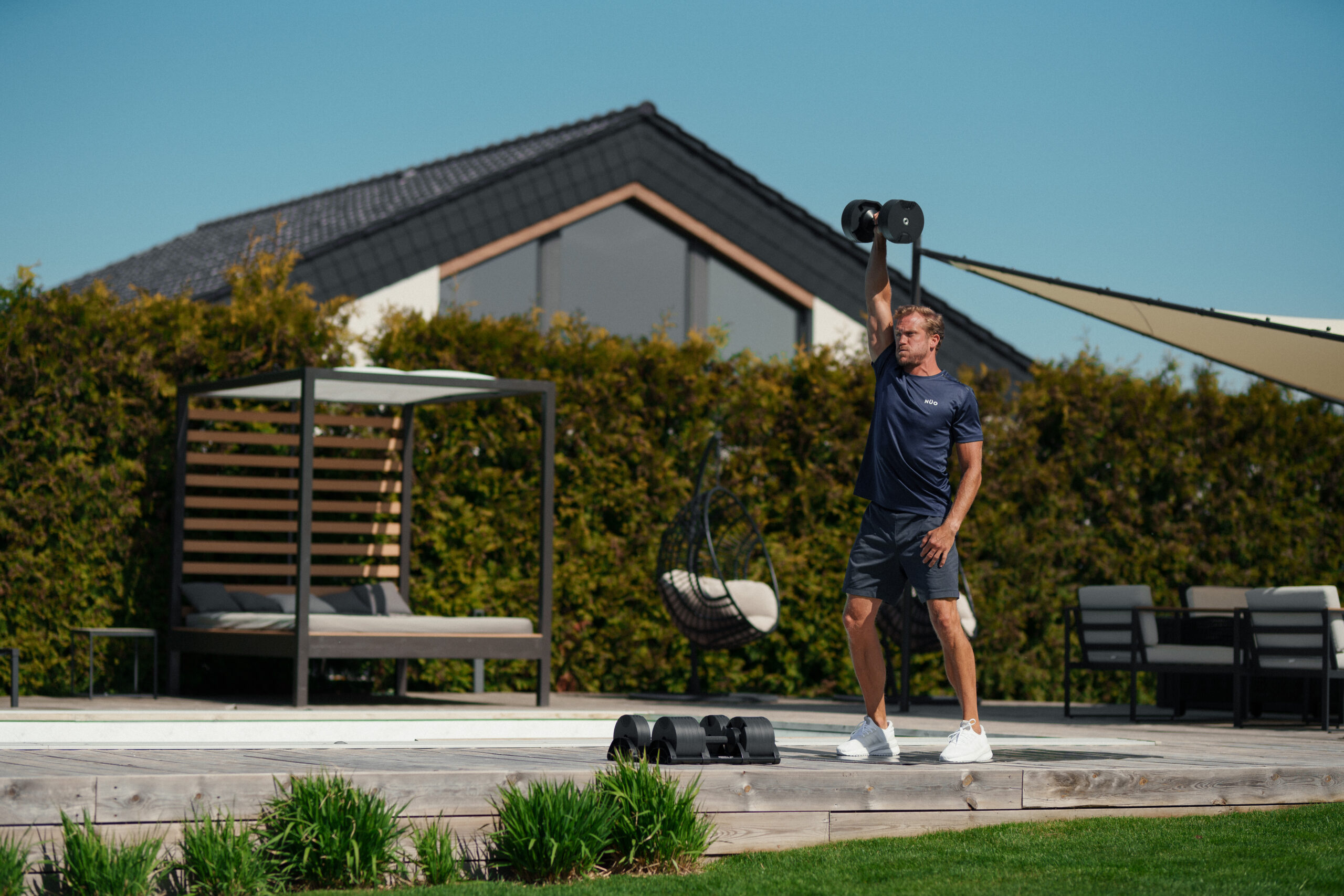 outdoor workout shoulder press
